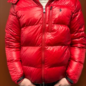 Ralph Lauren puffer jacka  - Säljer denna riktigt feta & eftertraktade raffe jackan i en röd färg | Storlek M (passar 175-190) | Skick: 9/10 | Endast jackan medföljes | Skriv vid fler funderingar 🙌🏼⚜️