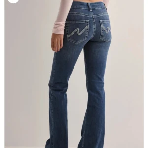 Blå bootcut jeans - Snygga lågmidjade jeams från nelly, knappt använda 