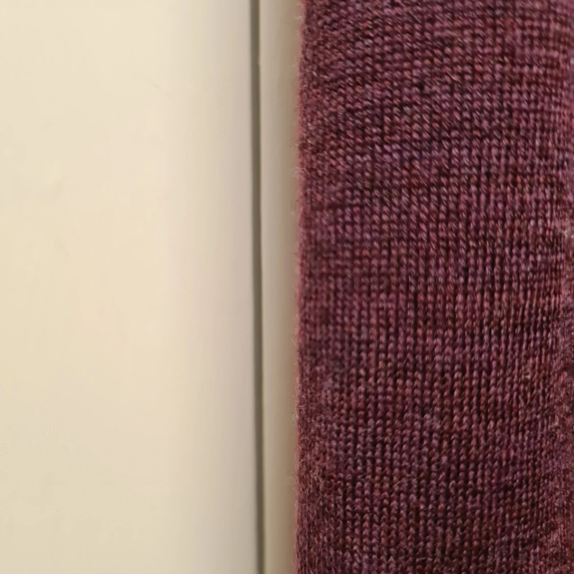 Vinröd tröja från Uniqlo - 4