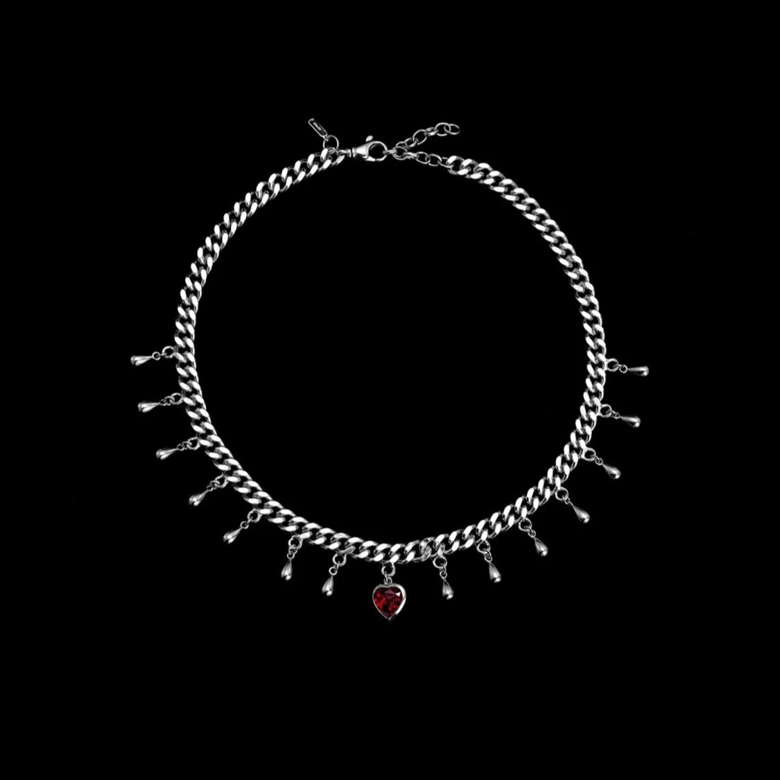 Maria Nilsdotter - Drop of heart Silverfärgat halsband med hjärtdetalj