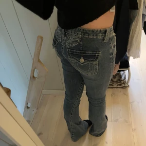 true religion jeans - Säljer ny dessa lågmidjade bootcut jeans ifrån true religion, köpte dessa i somras men säljer nu för jag inte andvänd de så mycket🥰 de är köpta på Nelly och ny priset var 1600kr, och det är max andvända 3 ggr så de är fortfarande i ny skick❤️ skriv för mer frågor eller funderingar🥰