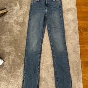 JEANS TRT SPLIT (jeans med slits från Zara) - Blåa jeans med slits på sidorna i storlek 36/S. Jeansen är använda 3-4 gånger och är i nytt skick. Säljer då jag har liknande jeans. Nypris: 349kr