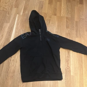 Ea7 hoddie, XS - Aldrig använd bra skick på tröjan inga fläckar