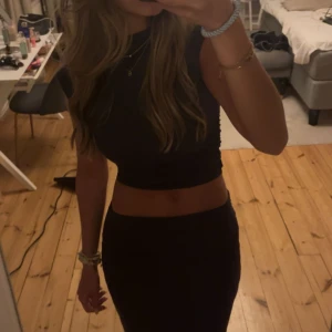 Gina sett - Kjol och topp från Gina säljer båda delarna för 250kr. Kjolen är i storlek S och går ner till marken på mig som är 164. Toppen är i XS 