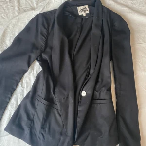 Kavaj - Kavaj sett, aldrig använt men lite rynkigt. Går att köpa för sig, skriv isåfall. Byxorna är lågmidjade.