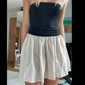 Festklänning  - Super snygg festklänning, kommer tyvärr inte till användning. Aldrig använd. Fick den som present o det står inge märke i den. Hör gärna av er vid frågor🩷