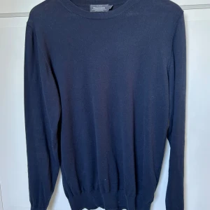 Crewneck från Dressmann. - Hej säljer en stickad blå tröja från Dressmann.  Strl S, nypris 599kr. Fraktar gärna, finns och hämta i Bollebygd annars!