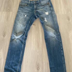 Replay jeans - Hej jag säljer mina fina replay jeans som är i riktigt bra skick för ett riktigt bra pris.