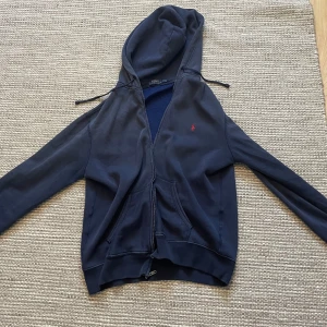 Blå Ralph Lauren Full Zip Hoodie - Riktigt fet blå Ralph Lauren hoodie i blå. Använd ett fåtal gånger