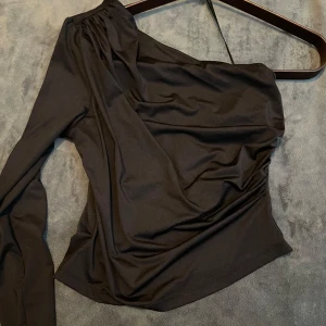 Bästa nyårstoppen 🎱⭐️🪩 - Oneshoulder från förra året H&M. Sitter superfint. Säljer då jag inte använder den mer.