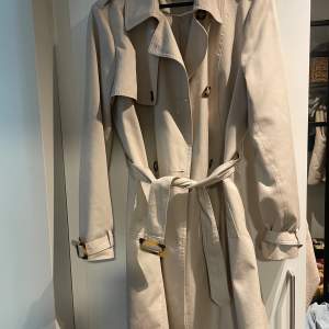 Trenchcoat från Primark. Jättefin beige färg, och lagom lång!   Liten i storleken!!! Jag brukar ha 36 eller 38 och den passar mig! 