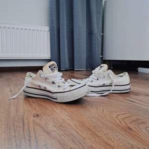 Vita Converse skor till salu, storlek 36, nya och i fint skick, använda ett par gånger, några spår av användning, pris 285 Kr