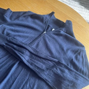 Suit Supply zip up - En riktig snygg zip up tröja från suit supply i materialet merino ull. Tröjan är knappast använd och har inga defekter, pris kan diskuteras vid snabb affär!
