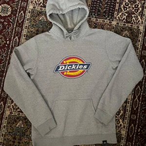 Dickies hoodie  - Grå hoodie från Dickies   Storlek M (snygg oversized på en S/XS)