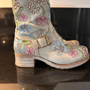 Brako kängor ! - Brako kängor i skinn i mycket fint skick.  Mycket mjuka och sköna att gå i . 