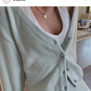 Cashmere kofta  - Så fin kofta från märket Vivi avec som tillverkar kläder i 100% cashmere.  Vad jag sätt går den inte att få tag på längre.   Har klippt bort lappen.  Två av knapparna har tappat lite pärlor (syns på bild 4)   Storlek 4