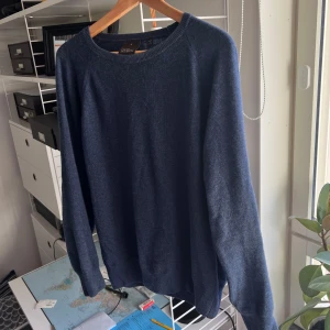 Oscar Jacobson tröja - Tja! Säljer denna tröjan då den inte passar längre. Riktigt snygg blå färg. Modellen heter Gustaf och nypriset ligger på 1300. Mitt pris: 519. Skick 9/10. Kan sänka pris vid snabb affär.😃