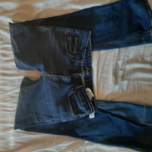 Lågmidjade bootcut Levi's jeans!  - Jättefina lågmidjade utsvängda jeans av märket levis!! Säljer för att dom tyvärr inte passar mig 💔 Midjemåttet är 38 cm rakt över, innerbensländen är 77 cm och grenhöjden är 20 cm. Sydda till bootcut. Kontakta mig vid frågor! 💕💕