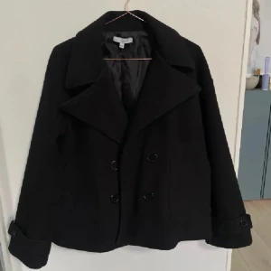 Design by si kappa  - Säljer denna jätte snygga design by si kappan i svart🖤 Toppen skick, inga defekter. Perfekt nu till hösten 🍁 Skriv om du har frågor eller funderingar🌹 Köpt för 757kr