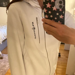 Sail Racing tröja - Säljer då den inte används. Endast använd typ 3-4 gånger. Köpt för 1500 kr. Hör av er vid intresse💞💞