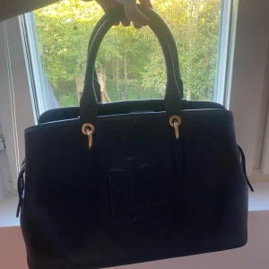 Ralph lauren väska - Säljer den pga att den inte riktigt är min stil längre, superbra skick:) vet inte riktigt vad den kostar ny pris då jag fick den av min moster men det kan diskuteras 