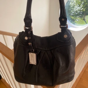 Marc Jacobs väska - Säljer denna svarta väska från Marc Jacobs med silver detaljer💕💕