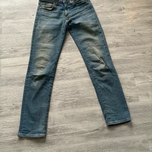 Levis jeans - W28 L32!! Jeansen är i ett bra skick men använde😁 Skriv för fler frågor ! Priset kan sänkas i en snabb affär🦞😌