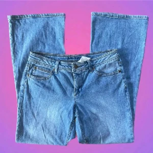 Blå jeans  - Säljer denna unika blå jeans i storlek 38, skulle säga att de passar något kortare personer (162-167).