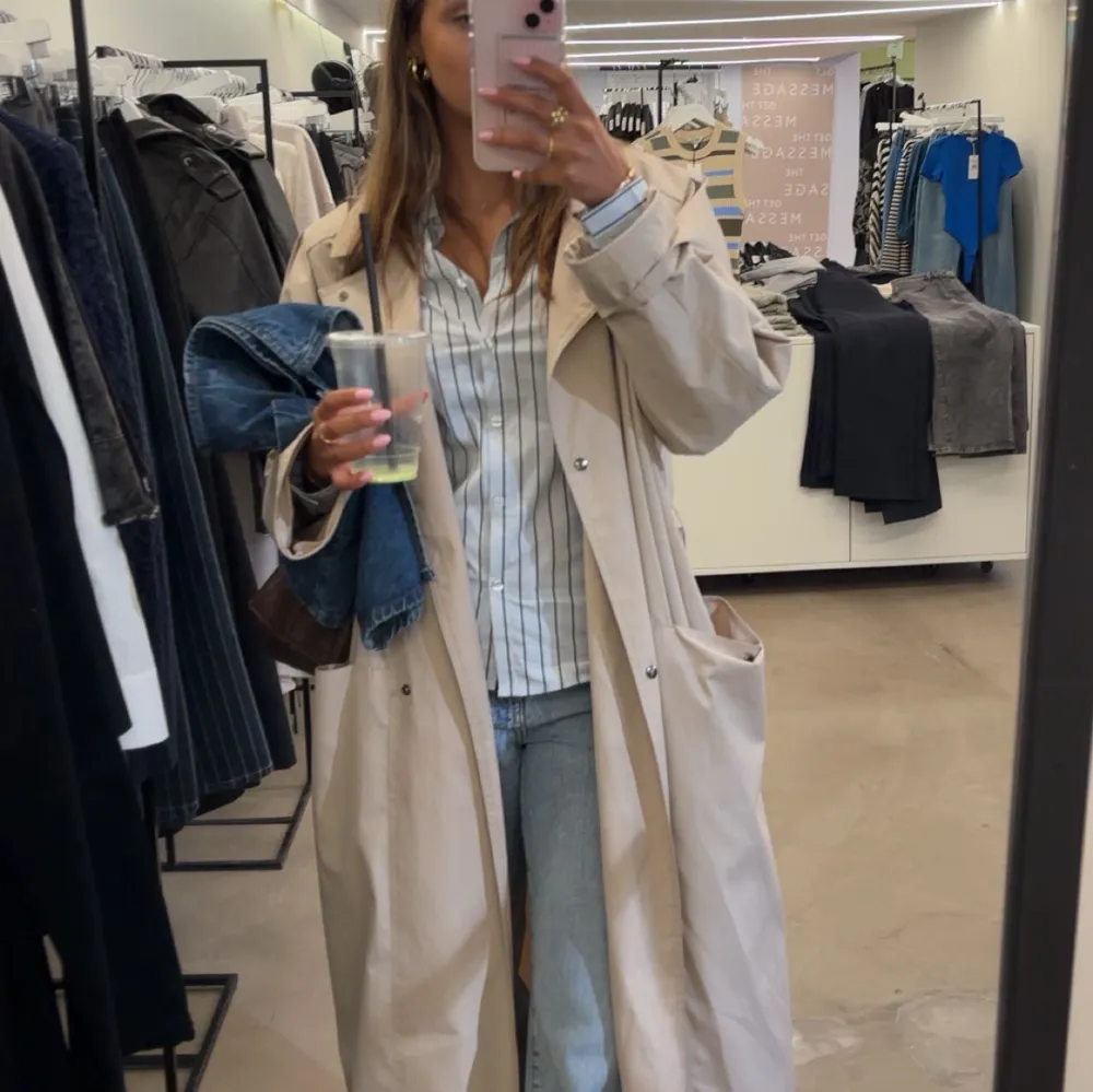 En superfin beige trenchcoat perfekt nu till hösten! Köpt second hand så vet ej märke men den är i superbra skick🌺. Jackor.