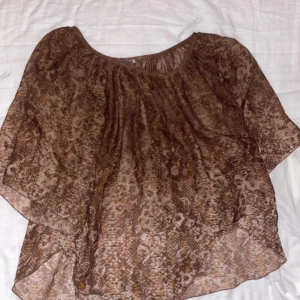 Mönstrd blus - Säljer denna brun mönstrade blusen