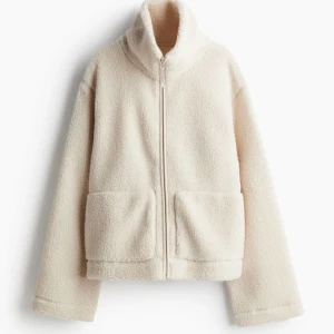 Teddy fleece  - Säljer denna helt ny med prislappen kvar i storlek M, helt slutsåld 