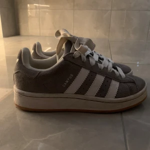 Adidas campus 00’s  - Storlek 36, tvättas innan de säljs Har använt de i 3veckor och knappt  Kommer lägga upp bild på kartongen och gråa snörena imorn
