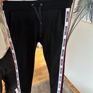 Moschino mjukisbyxor  - Nyskick, använt endast två gånger! Nypris: 2350kr