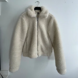 Jättefin teddyjacka  - Krämfärgad teddyjacka från hm, perfekt till hösten. I storlek xs men passar även s. 