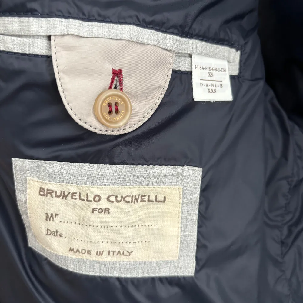 Extremt fin Dunväst från Brunello Cucinelli! Fits small S och Xs. Endast seriösa köpare tack! Skick 8/10. Jackor.