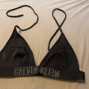 Säljer denna bikiniöverdel från Calvin Klein då den inte kommer till användning. Har ingen vaddering i men man kan lätt sätta i de. 