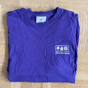 HM T-shirt  - HM T-shirt i färgen lila. Storlek M i Relaxed fit. Bara höra av sig för fler bilder eller frågor😎