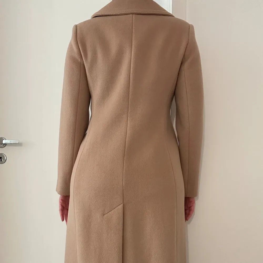 Säljer en helt ny och oanvänd beige ullkappa från Club Monaco i storlek M men passar även S för en mer oversize passform. Kappan är i högkvalitativ ull och har kvar alla originalprislappar. Perfekt för höst- och vintergarderoben, då den både är elega. Jackor.