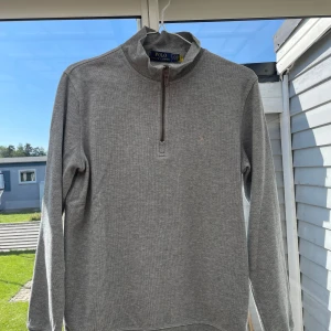 Ralph lauren half zip - Säljer denna snygga polo Ralph lauren half zip. Köpt från Zalando för ca 2000kr och den är inte så använd. Skicket är 9/10 de finns inga fläckar eller något som förste den. Storleken är S. Skriv vid funderingar👍🏼  Säljer på min kompis