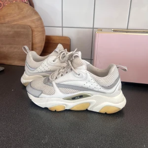 Dior B22 - Dior B22 White/Silver, Cond 7/10 Overall bra cond förutom att dom har tappat färg längst fram (Kolla sista bilden), Retail 12500kr, Tveka inte på att skicka ett dm vid frågor eller liknande🤝
