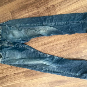 Levis jeans - Mörkblå jeans av märket Levis. I gott skick, 8/10