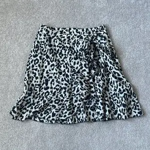 Säljer en supercool leopardmönstrad omlottkjol som är perfekt för både vardag och fest. Kjolen har en snygg omlottdesign som ger en fin passform och lite extra stil. Den är i ett lätt och bekvämt material, perfekt för att dansa hela natten eller bara hänga med vänner. 🐆✨