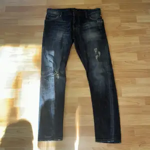 Säljer dessa över feta Philipp Plein jeansen med sjukt mycket feta detaljer. Jeansen är straight och är i strl 31. Jeansen är i topp skick 9/10 nypris 4000 mitt pris 1349kr .vid frågor eller funderingar är det bara att skriva.