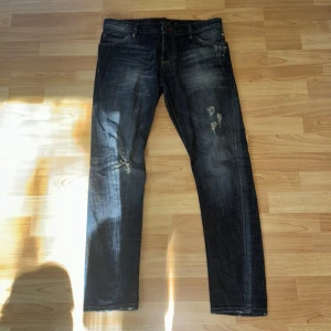 Philipp Plein jeans - Säljer dessa över feta Philipp Plein jeansen med sjukt mycket feta detaljer. Jeansen är straight och är i strl 31. Jeansen är i topp skick 9/10 nypris 4000 mitt pris 999kr .vid frågor eller funderingar är det bara att skriva.