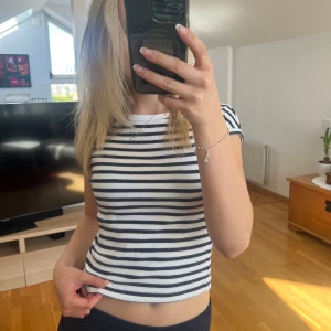 Randig T-shirt  - Super fint skick, använd enstaka gång☺️