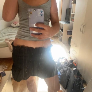 Kjol  - Lågmidjad kjol. Köparen står för frakten