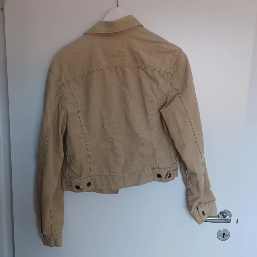 Vintage Levi's jacka. Jacka har beige färg och är storlek S. Jackan tillverkades i Kroatien.. Takit.