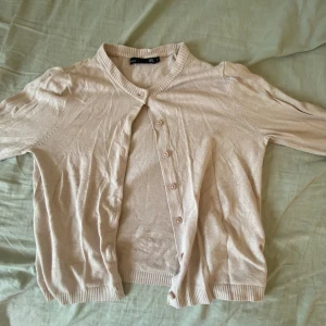 Kofta med knappar  - Kofta med knappar från lager 157. Säljs för att den inte används längre. Köpte för 150kr vill då sälja för 80kr. Köparen står för frakt 