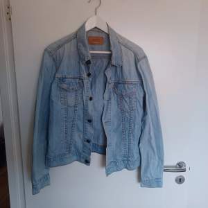 Vintage Levi's denim jacka. Jackan är i storlek L. 