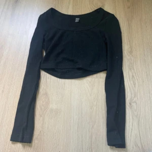 Svart croppad topp från Shein - Säljer en svart croppad topp från Shein i storlek XS. Den är långärmad och har en enkel, stilren design. Perfekt för både vardag och fest!